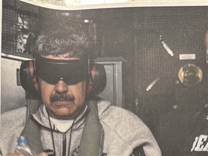 川普PO押解畫面　馬杜洛戴眼罩、手銬登美軍硫磺島號