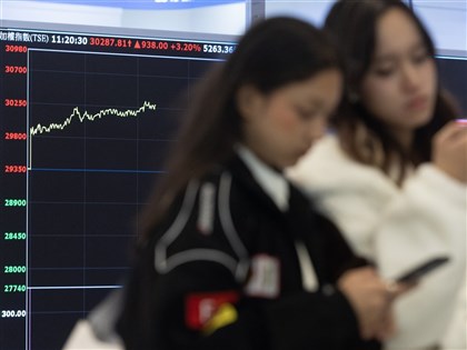 台股首度站上3萬點　金管會揭開戶50歲以上占近半