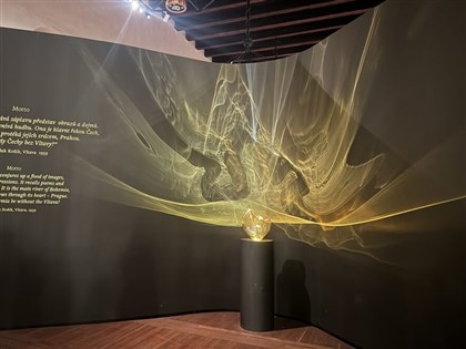 伏爾塔瓦河水完成兩個月接力　送抵布拉格城堡參展