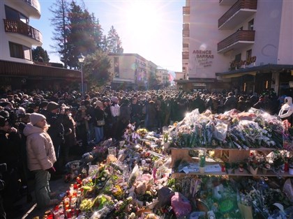 瑞士酒吧跨年惡火40死身分確認　數百人遊行默哀