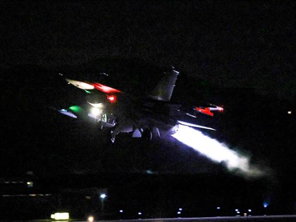 F-16V飛官疑跳傘　搜救機抵達目標區、周邊貨輪助搜救