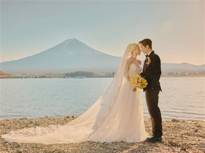 Lulu、陳漢典富士山河口湖婚紗照公開　甜蜜喊話「你是我的穩定資料」