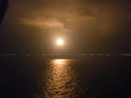 F-16V飛官失聯黑鷹加入搜尋　國軍照明彈照亮海面整夜不停