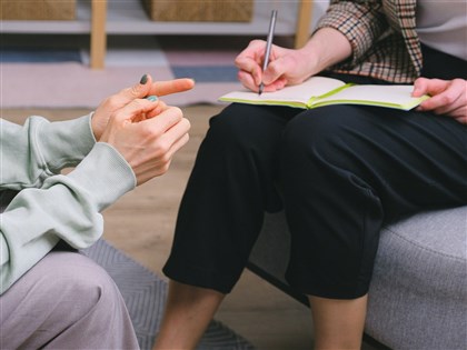 衛福部續推青壯3次免費心理諮商 外籍持健保卡也可用