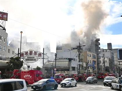 日本大阪通天閣附近大樓失火 濃煙竄天