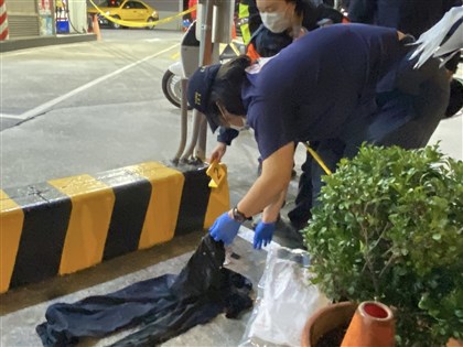 新北板橋加油站有人點火　著火男子撲人遭壓制、2傷送醫