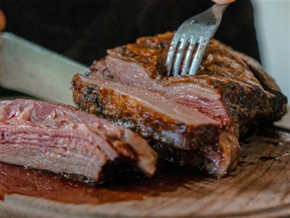 美國飲食指南倡紅肉與全脂乳　專家不建議照單全收