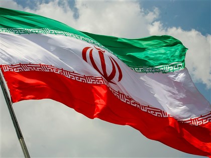 英媒:伊朗女性燃燒最高領袖照片來點煙 挑戰權威規範