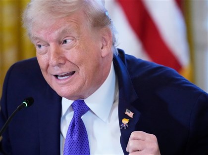 川普胸前別「快樂川普」徽章　自稱從沒快樂過