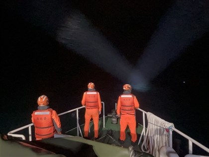 搜救F-16飛官　軍方協調海巡艦艇巡察未發現油污[影]