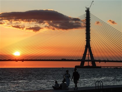 以景觀為優先　淡江大橋謙遜禮敬夕照
