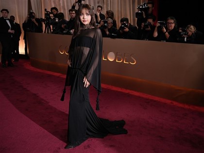 金球獎現場直擊　Lisa絕美登場、席琳娜紅毯放閃