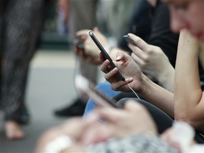 數發部數位近用調查　個人上網率首度突破9成寫新高