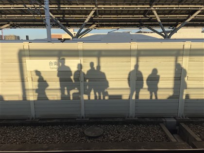 高鐵台南站旅客不明原因落軌　部分班次延誤