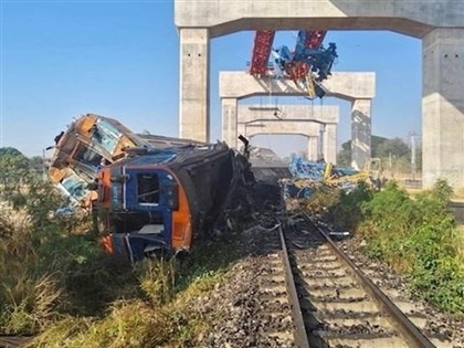 泰國高鐵工地起重機倒塌砸中列車　至少22死30傷
