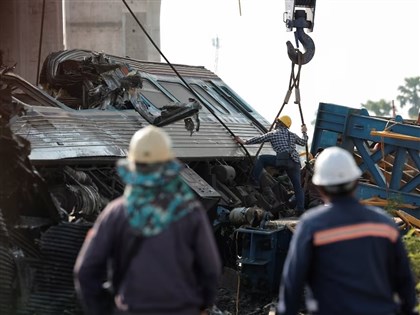 泰國高鐵工地起重機砸中列車釀22死　交通部長下令調查