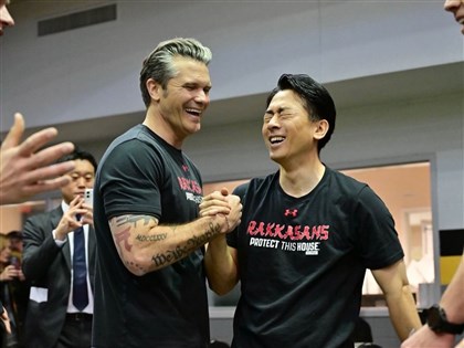 美日防長會談前先上演體能對決　小泉進次郎揮汗喊軍隊訓練很嚴苛[影]