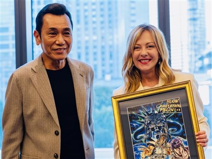 梅洛尼訪日追星　與「北斗神拳」作者合影掀熱議