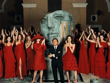 義大利悼時尚帝王辭世　永誌「范倫鐵諾紅」絕代風華