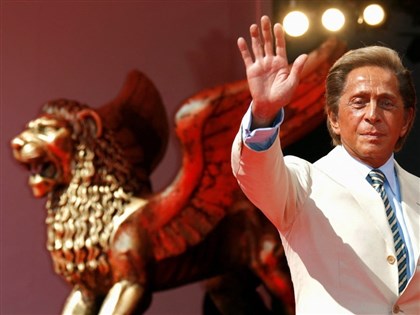 義大利時裝設計大師范倫鐵諾辭世　享壽93歲