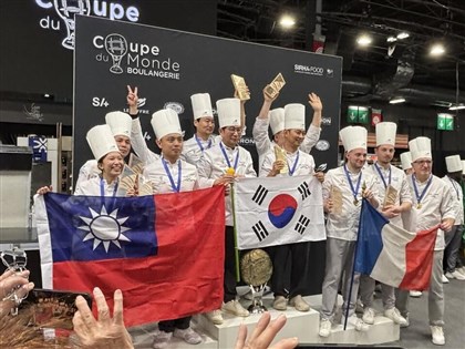 101、珍奶展現國家特色 台灣獲世界盃麵包大賽亞軍國旗登頒獎台