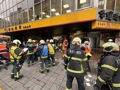 三立採訪車撞進銀行釀10人輕重傷 駕駛稱恍神釀禍、初步排除酒駕