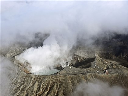阿蘇直升機墜毀3人下落不明 日專家:火山口氣流混亂