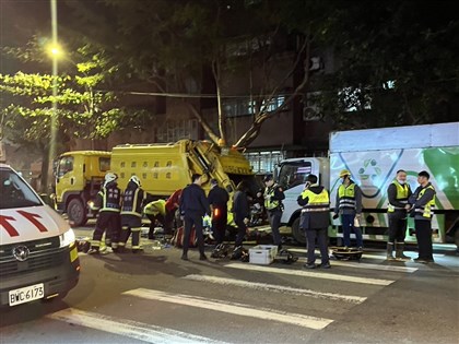 桃園資收車撞上倒垃圾民眾　7人送醫1人無生命跡象