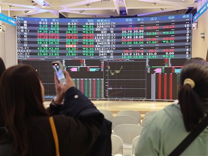 台股盤中收盤再創新高 終場上漲215點收31961點