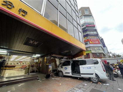 三立採訪車失控撞進南京東路銀行 10人受傷