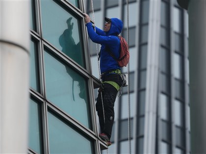 美自由攀岩名將霍諾德挑戰赤手攀台北101 直播延遲10秒防意外入眼