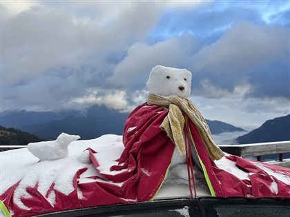 合歡山降冰霰成銀白世界 遊客開心堆雪人