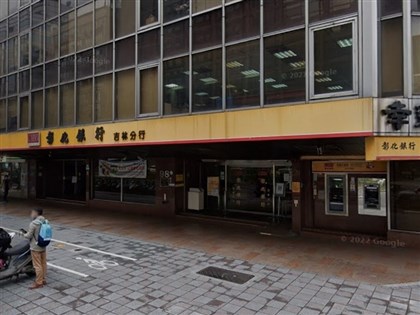 三立採訪車失控撞進南京東路銀行 10人受傷