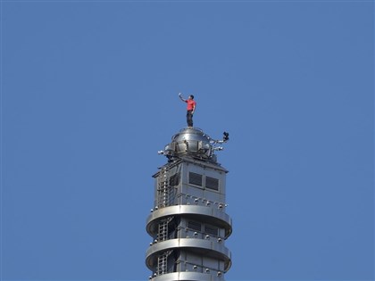 霍諾德91分鐘赤手完攀台北101　登頂自拍喊風好大