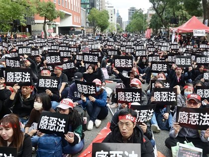 逾千教師上街籲廢校事會議　教育部：觀察半年運作