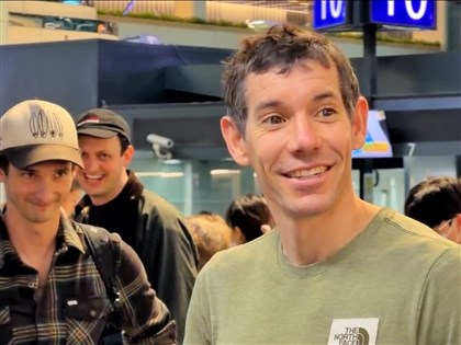 霍諾徳攻頂台北101後搭機離台　旅客搶合照