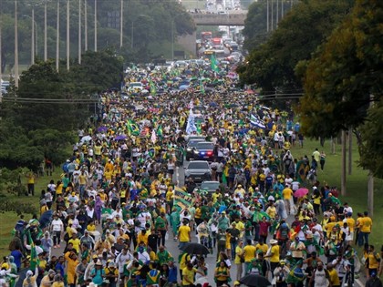 雨中聲援波索納洛　巴西首都逾千人集會遇雷擊釀89傷