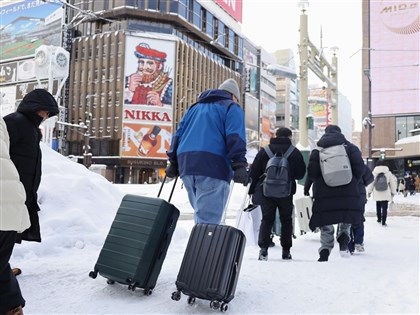 北海道大雪札幌市區大亂　交通停擺數千人滯留機場過夜