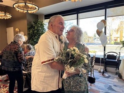 美國失智症男子忘了已婚39年再次求婚  妻：我願意