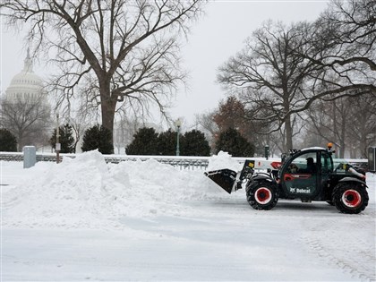 美國冬季風暴至少25死 東北部降雪量增交通中斷