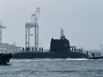 海鯤艦首度潛航測試　軍事迷港邊高喊加油見證歷史[影]