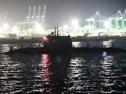 海鯤艦首度潛航測試　晚間返港、民眾看直播喊加油