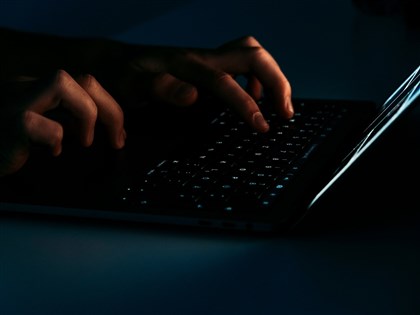 政院提修刑法 網路公然侮辱最重2年徒刑20萬罰金