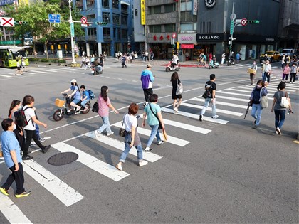 行人綠燈閃燈時走斑馬線　最快4月起免罰