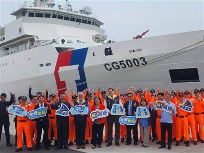 管碧玲邀AIT處長登雲林艦  包餃子揮毫展台美情誼