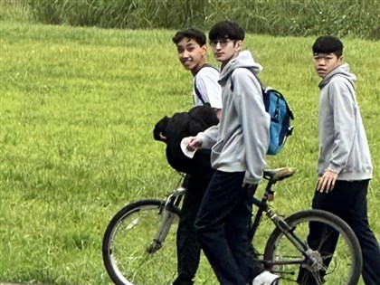 宜蘭國中生熱心為受傷老人叫救護車　照片曝光萬人按讚