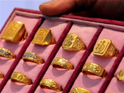 貴金屬市場湧現拋售潮　金價重挫12%銀價暴跌逾31%