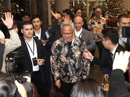 黃仁勳穿花襯衫現身輝達尾牙 2000名員工共襄盛舉