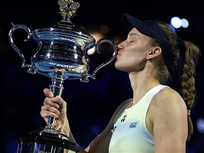 芮芭奇娜澳網決賽擊敗球后莎芭蓮卡　報3年前落敗之仇