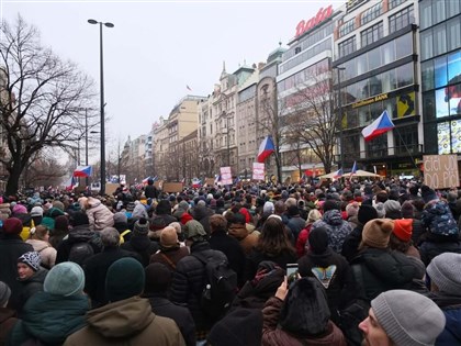 捷克總統控外交部長政治勒索　8萬人上街挺總統